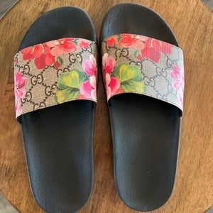 Gucci bloom slides size 8. Worn barely a handful of times. Like new